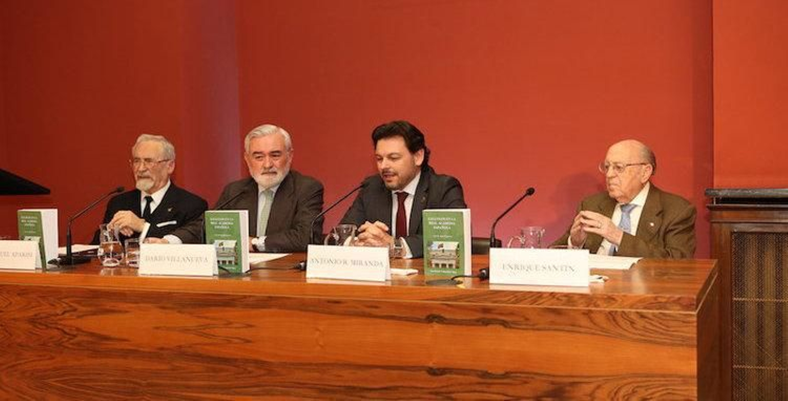 De izquierda a derecha: Luis Miguel Aparisi, autor del libro; Darío Villanueva, director de la RAE; Antonio R. Miranda, secretario xeral da Emigración, y Enrique Santín, fundador de la Asociación de Empresarios Gallegos de Madrid