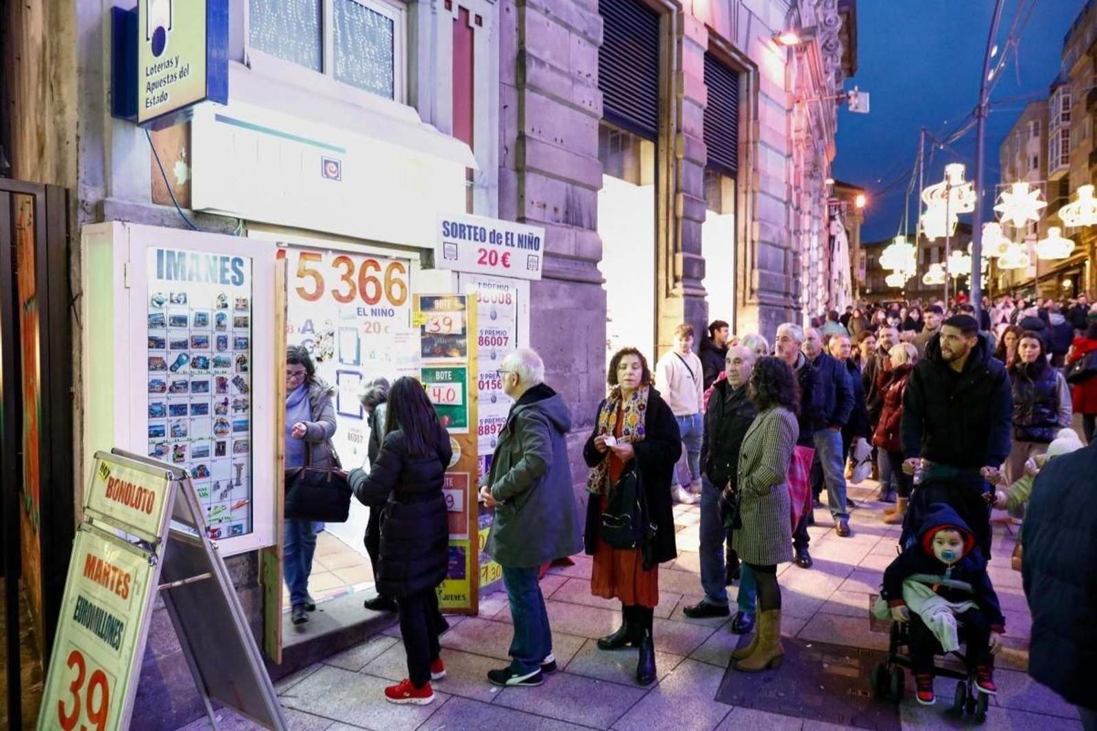 Colas para comprar lotería en el punto de venta “Dulces caprichitos”.