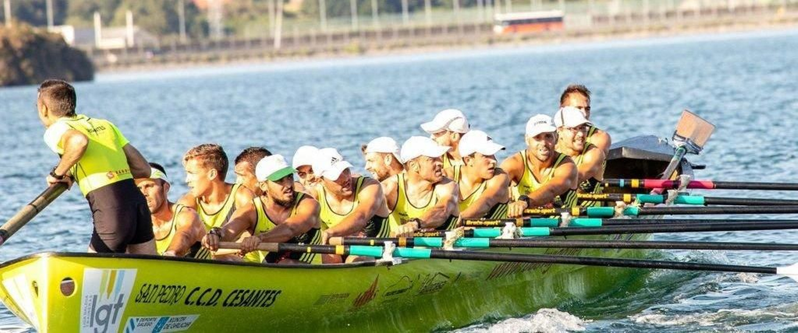 La trainera de Cesantes marcha tercera en la Liga Galega B tras la regata de ayer en Cedeira.