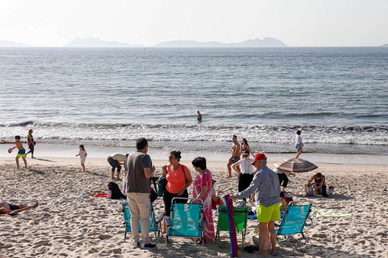 El buen tiempo animó estos días a ir a playas como la de Samil. // Jorge Santomé