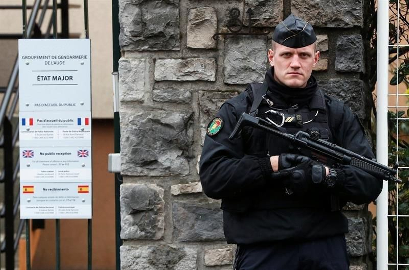 Un gendarme asegura la entrada de la gendarmería de Carcasona