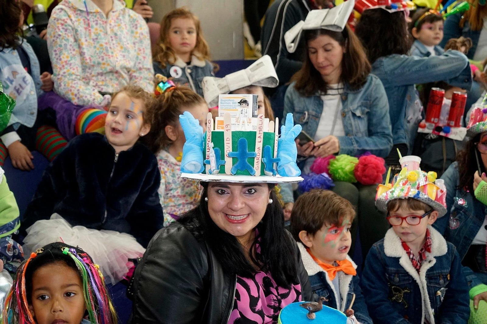 Niños disfrazados por el Entroido en el CEIP Seis do Nadal.