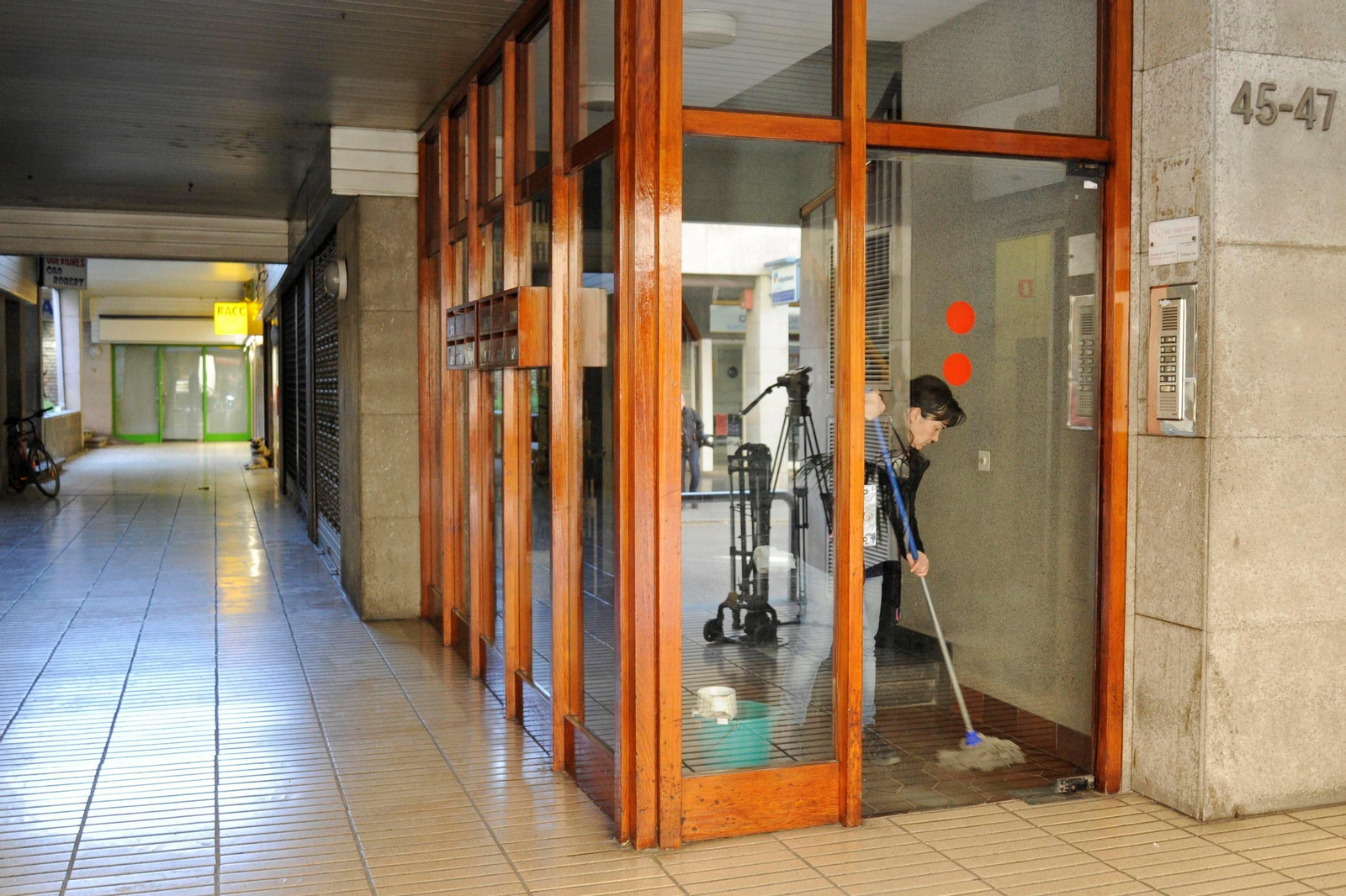 Vista de la entrada al inmueble donde fue hallada muerta una mujer de 53 años, en Banyoles.