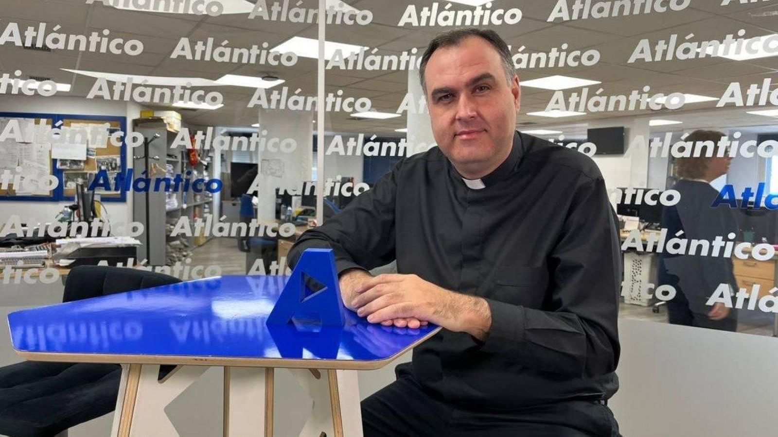 Ángel Carnicero, en el set de Atlántico TV.