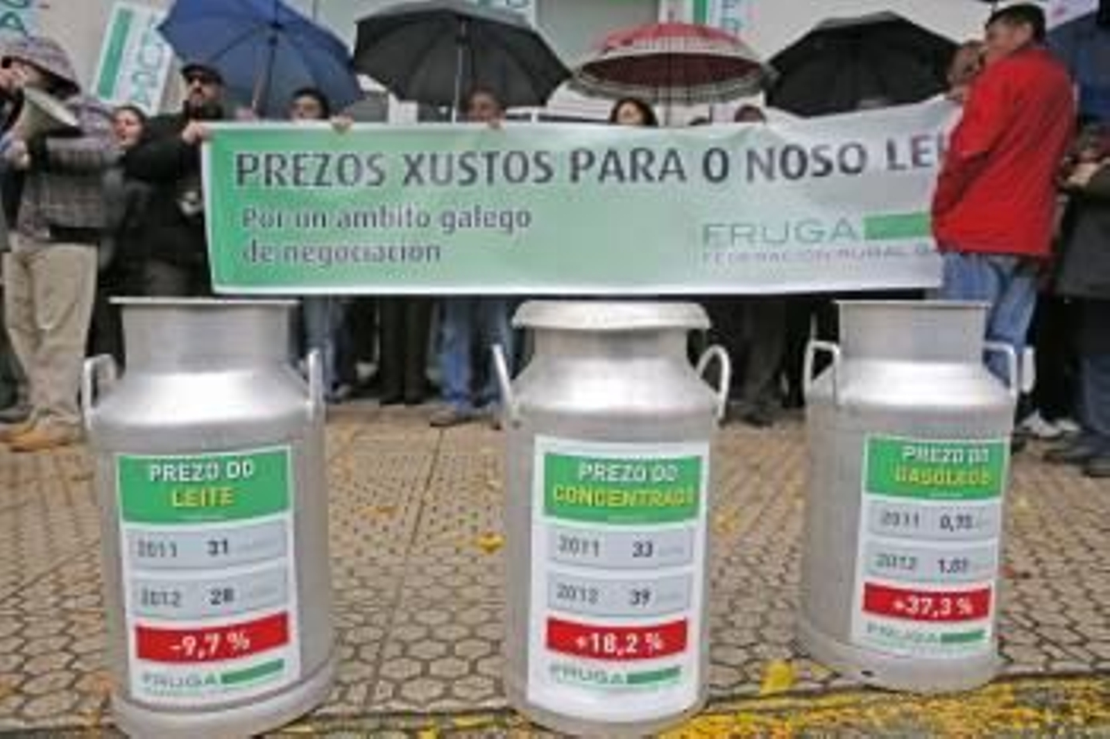 Grupo de ganaderos que se concentraron ante la sede del Parlamento gallego. (Foto: LAVANDEIRA JR.)