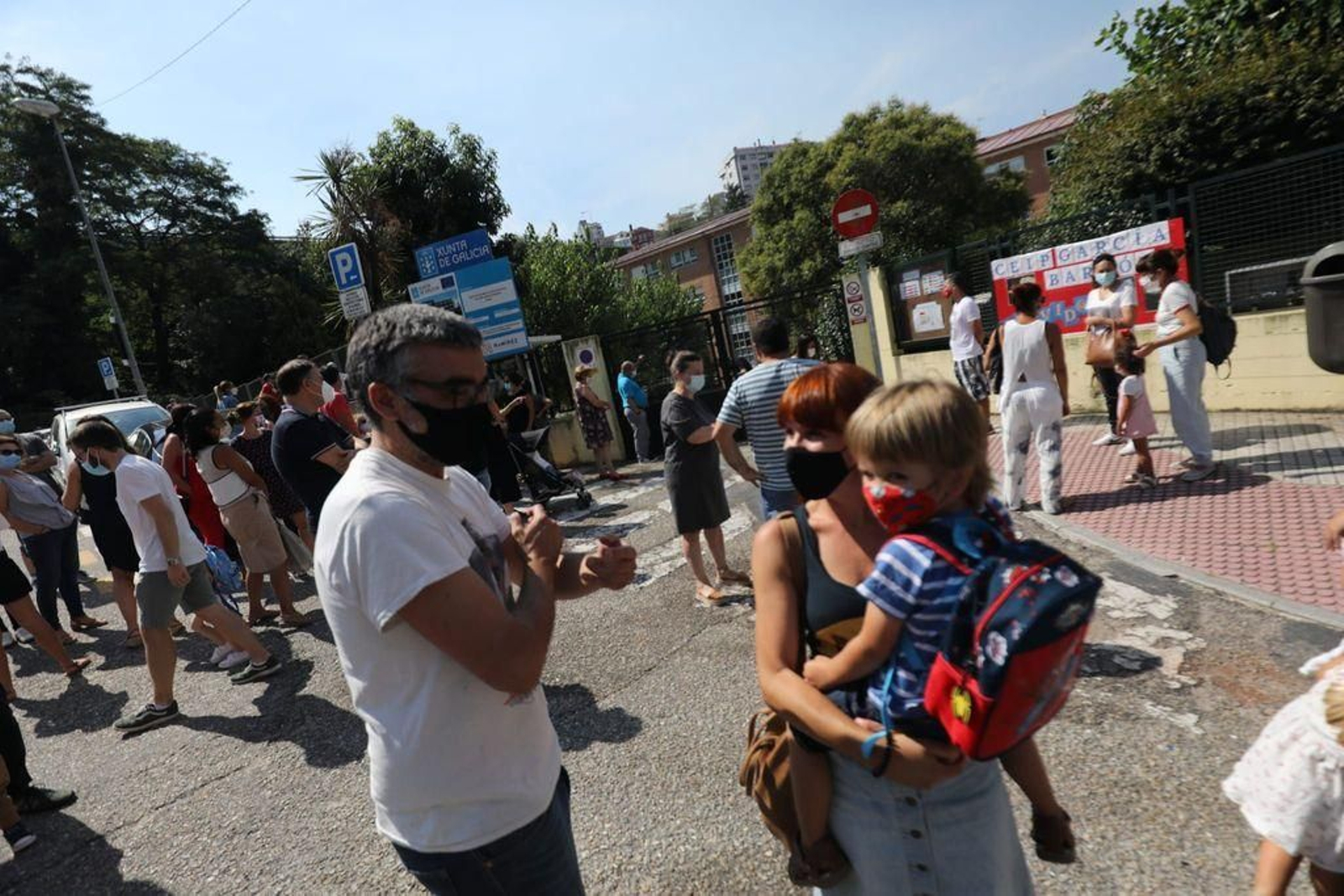 El colegio García Barbón registró colas a la hora de entrada de los escolares.