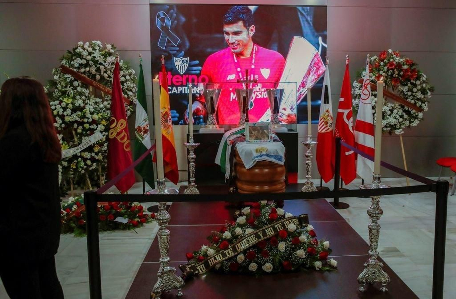 Así lucía la capilla ardiente con el féretro de José Antonio Reyes en el antepalco del estadio Ramón Sánchez Pizjuán de Sevilla.