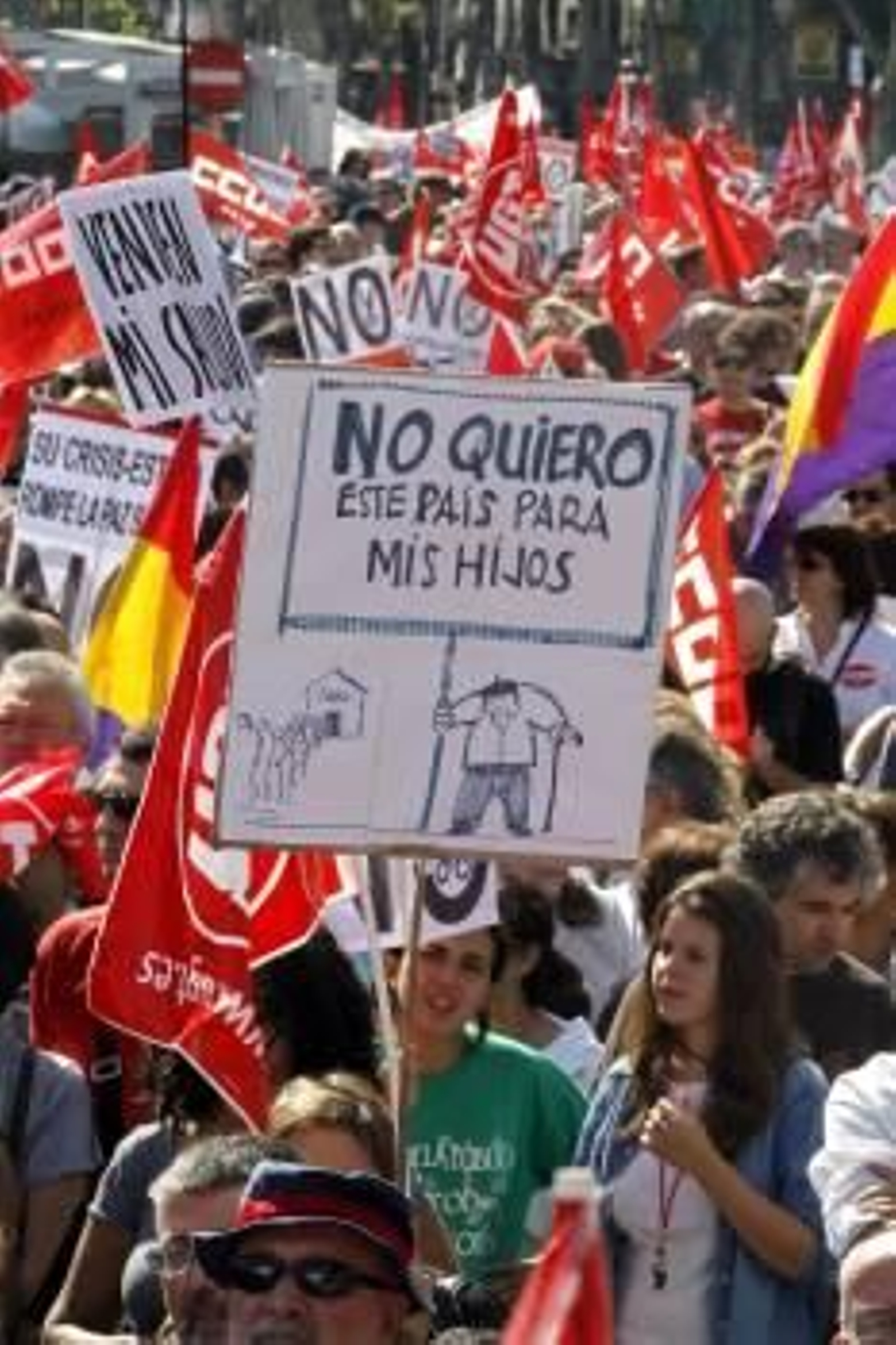 Manifestación convocada por la Cumbre Social, en Madrid. (Foto: KOTE RODRIGO)