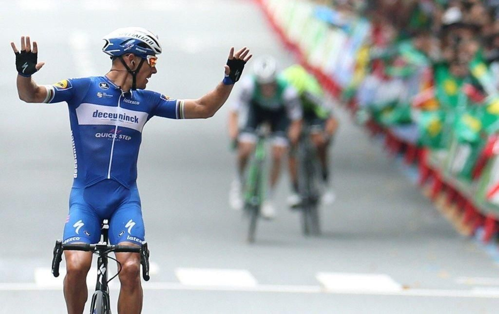 Philippe Gilbert levanta los brazos en la meta de Bilbao.