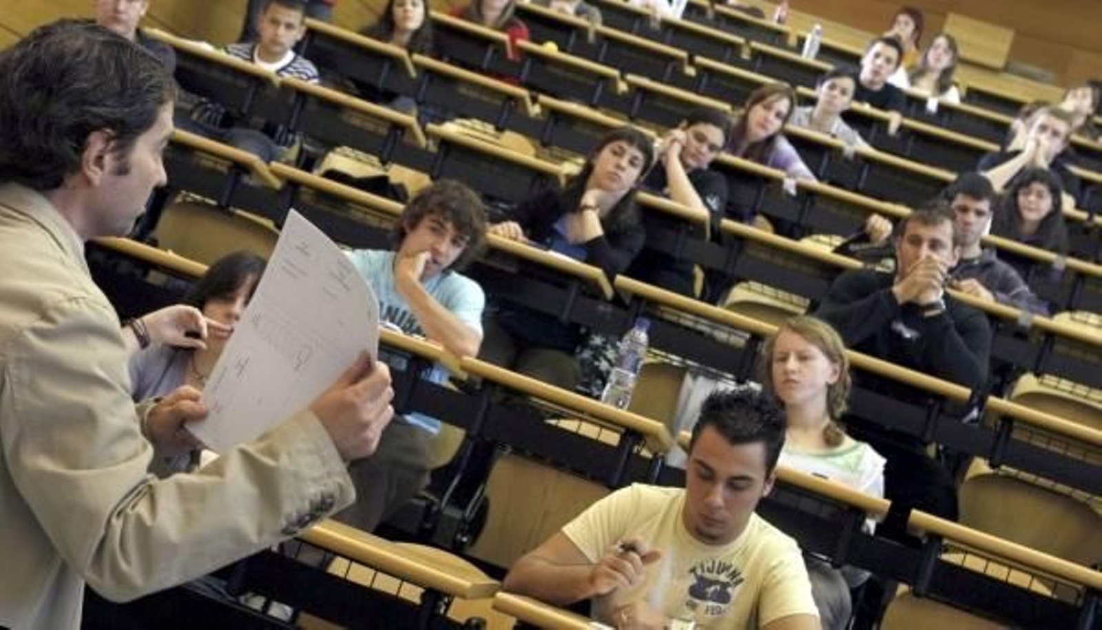 Estudiantes haciendo los exámenes de Selectividad. (Foto: EFE)