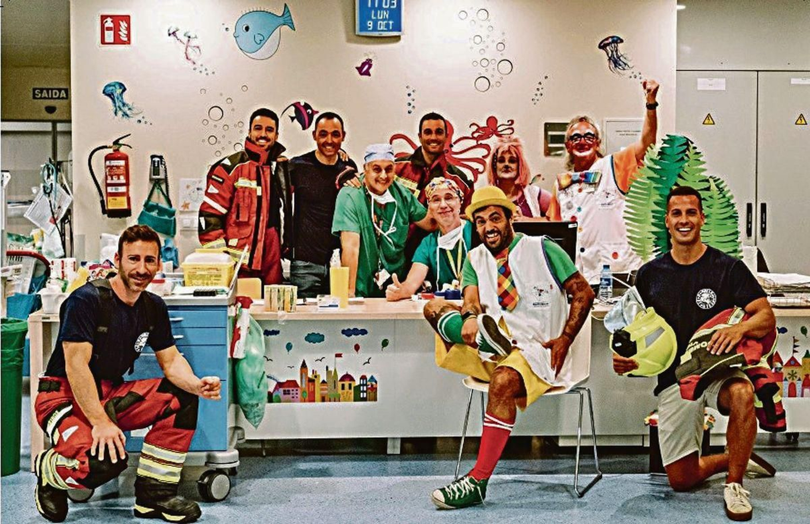 Bomberos, enfermeros y payasos disfrutan de una mañana en el hospital Álvaro Cunqueiro.