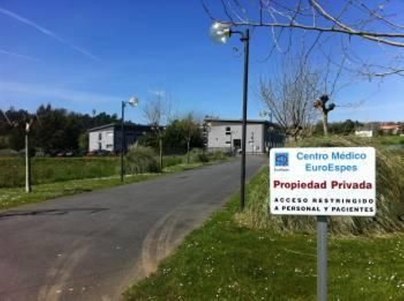 Acceso a las instalaciones de EuroEspes en el Concello de Bergondo (A Coruña) (Foto: SUSO ARJOMIL)