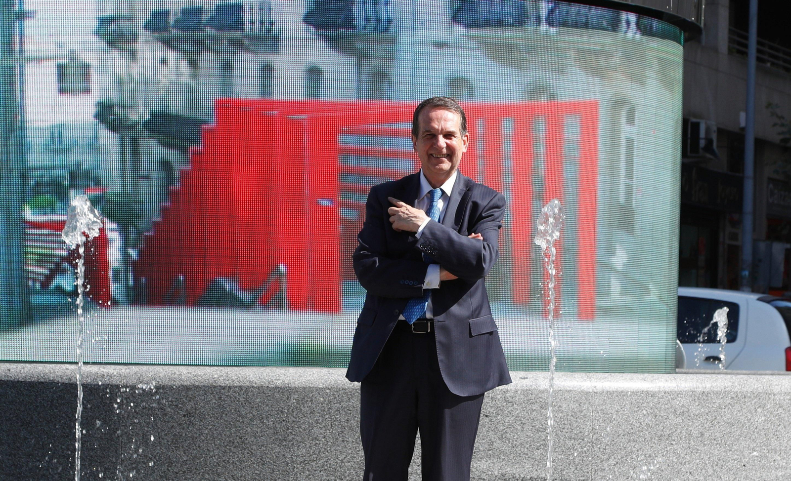 El alcalde ante la última rotonda, la de Rosalía con Serafín Avendaño.