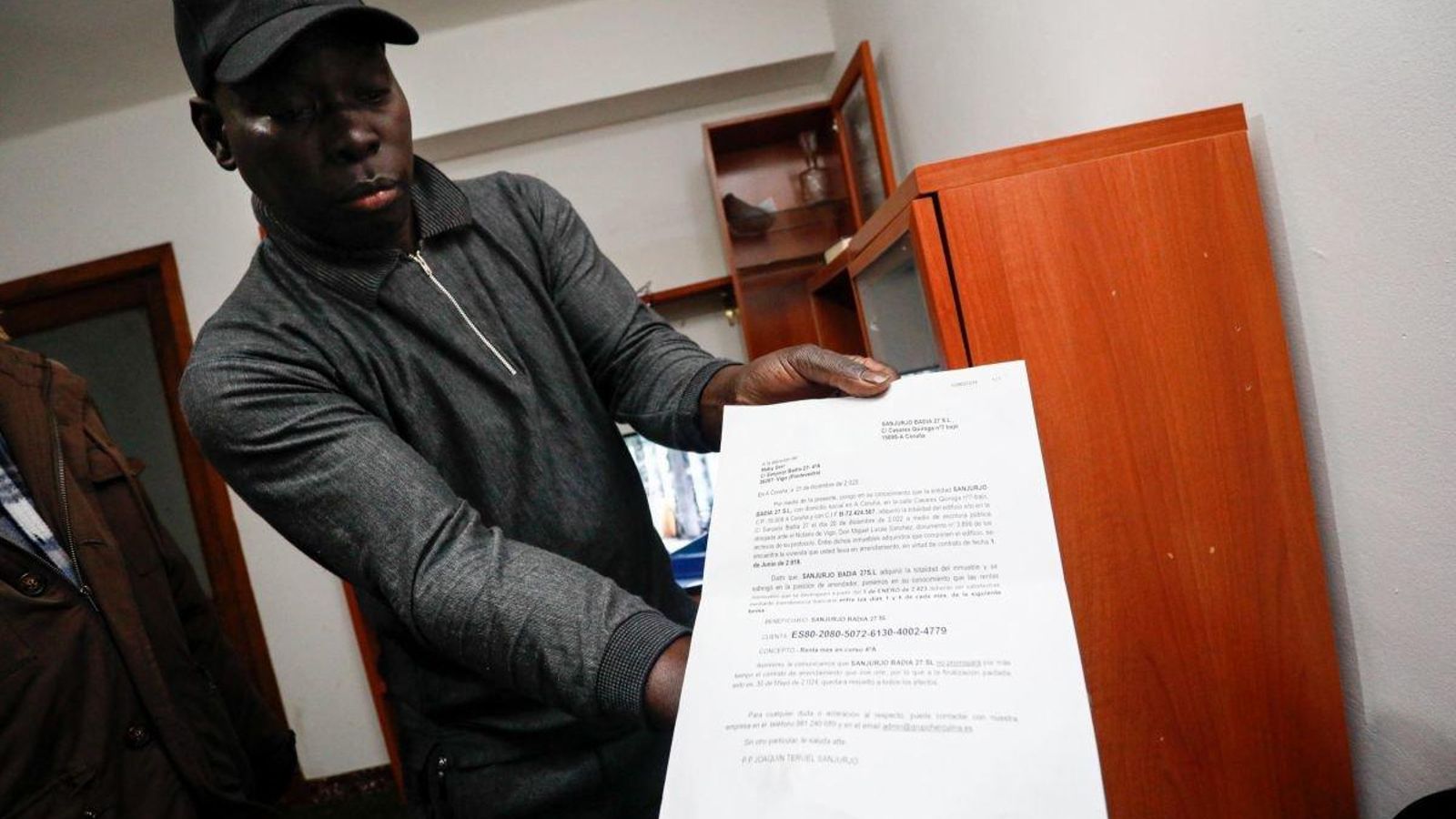 Maby (Paco para sus amigos) muestra la comunicación enviada por la nueva propiedad del edificio.