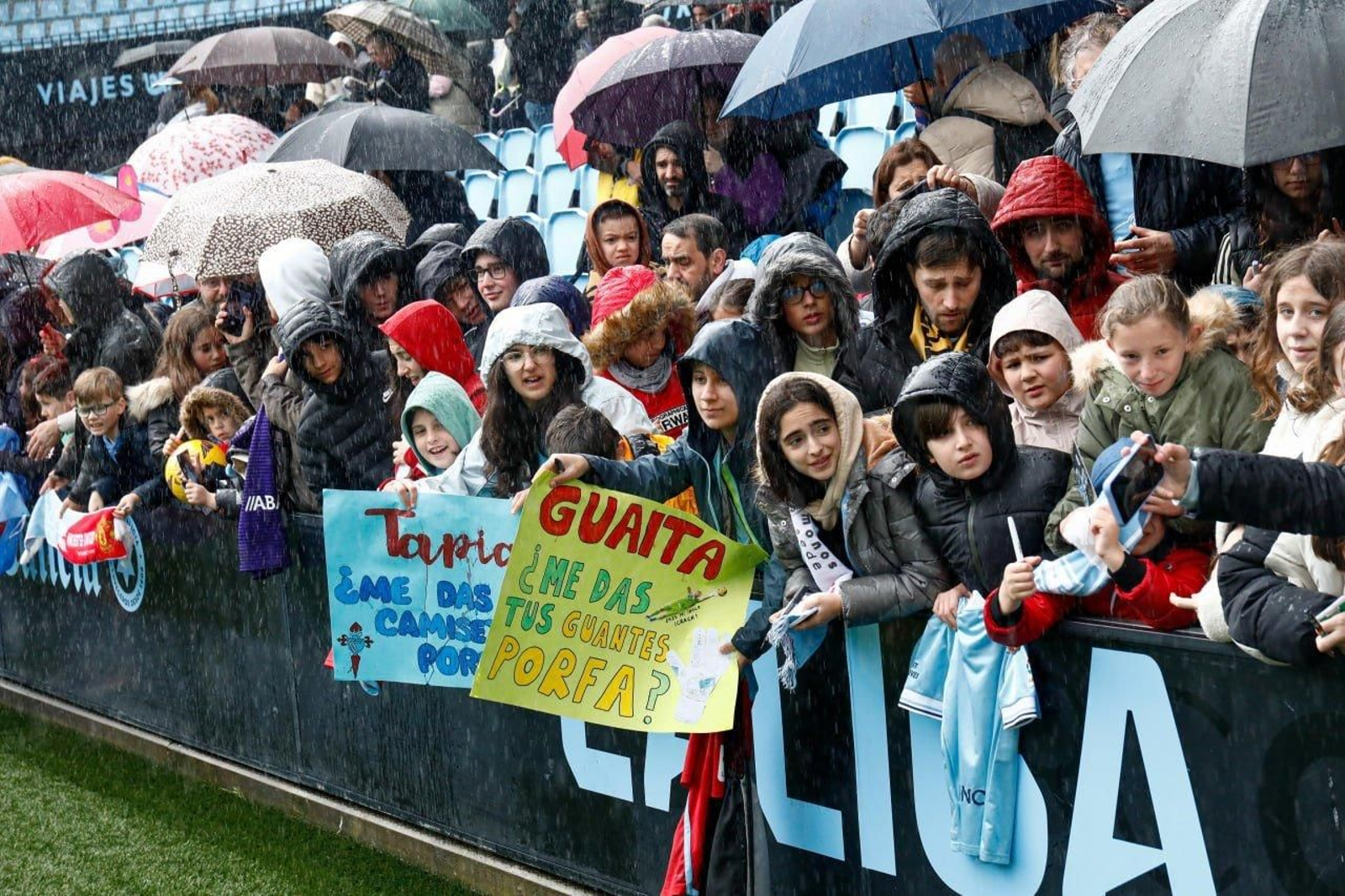 Celtistas bajo la lluvia.