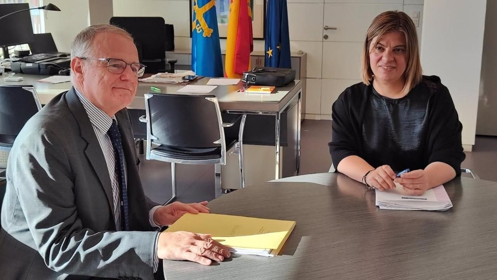 La vicepresidenta del Gobierno y el ex-diputado Diego Canga al inicio de las negociones.