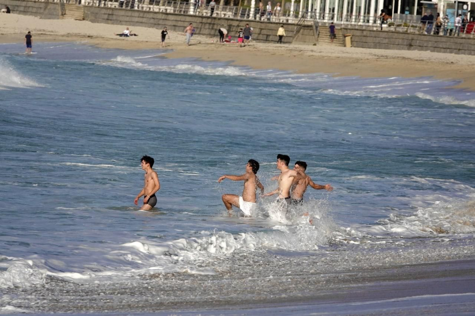Fin de año con tiempo de verano en Vigo. Playa de Samil. // Vicente Alonso