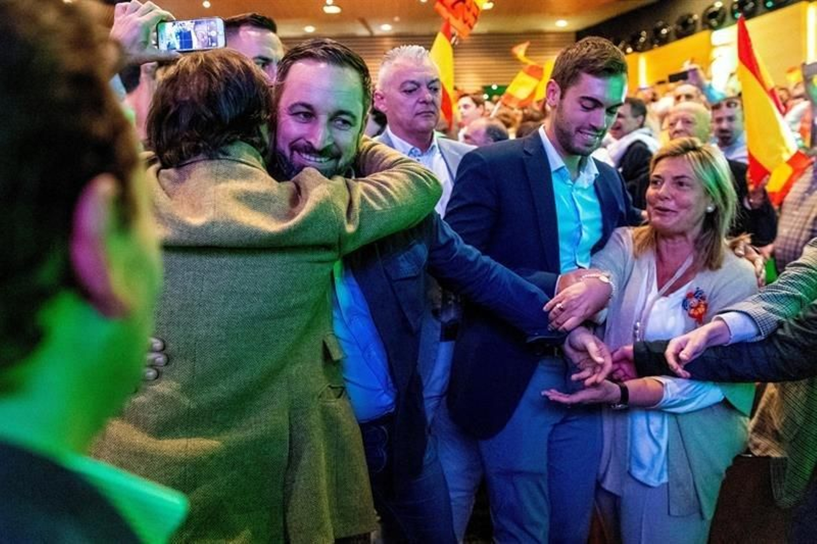 El presidente de Vox, Santiago Abascal (i)
