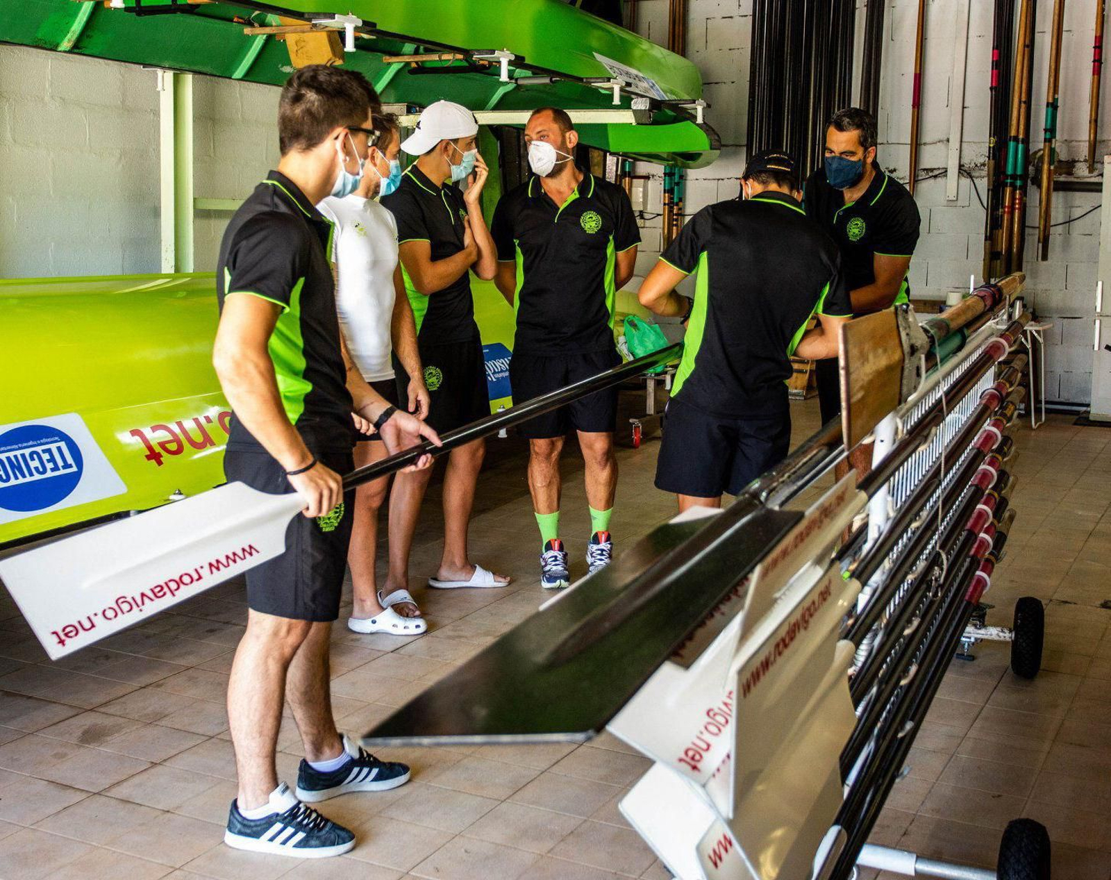 Jacobo Lusquiños (con la mascarilla blanca), antes de una regata en el club de Cesantes.
