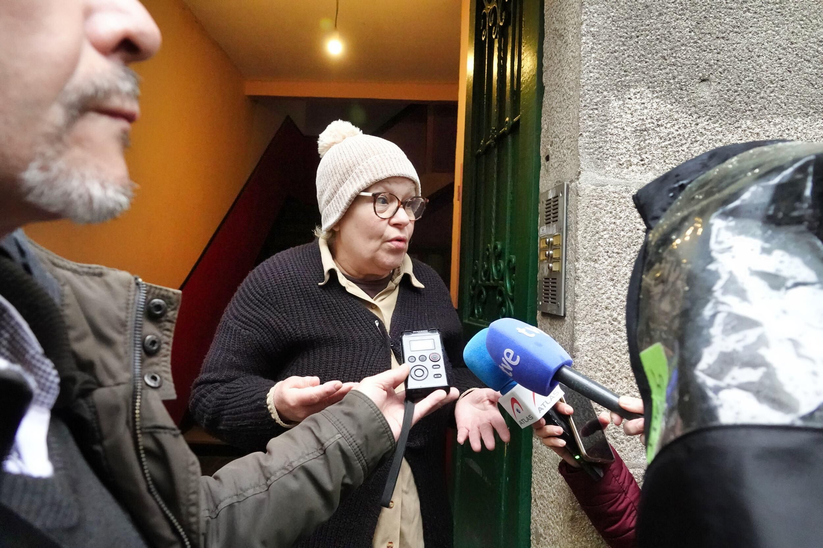 Una inquilina de los edificios desalojados en la calle Fisterra.