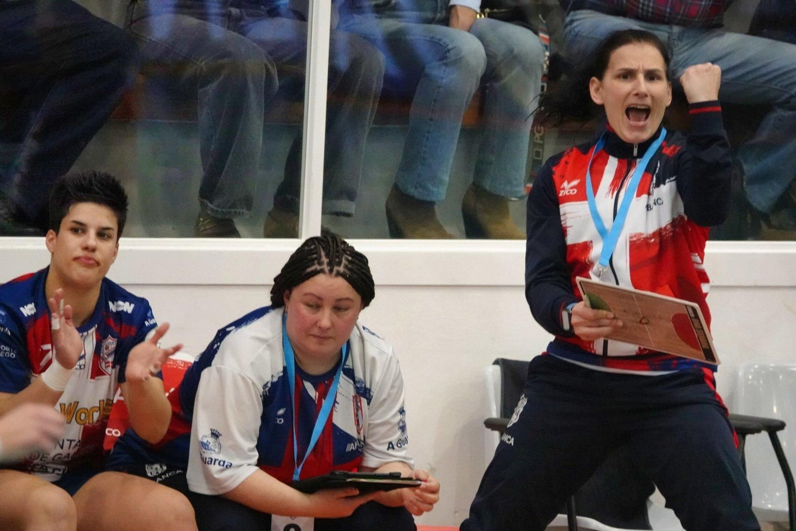 Segunda entrenadora Guardés.