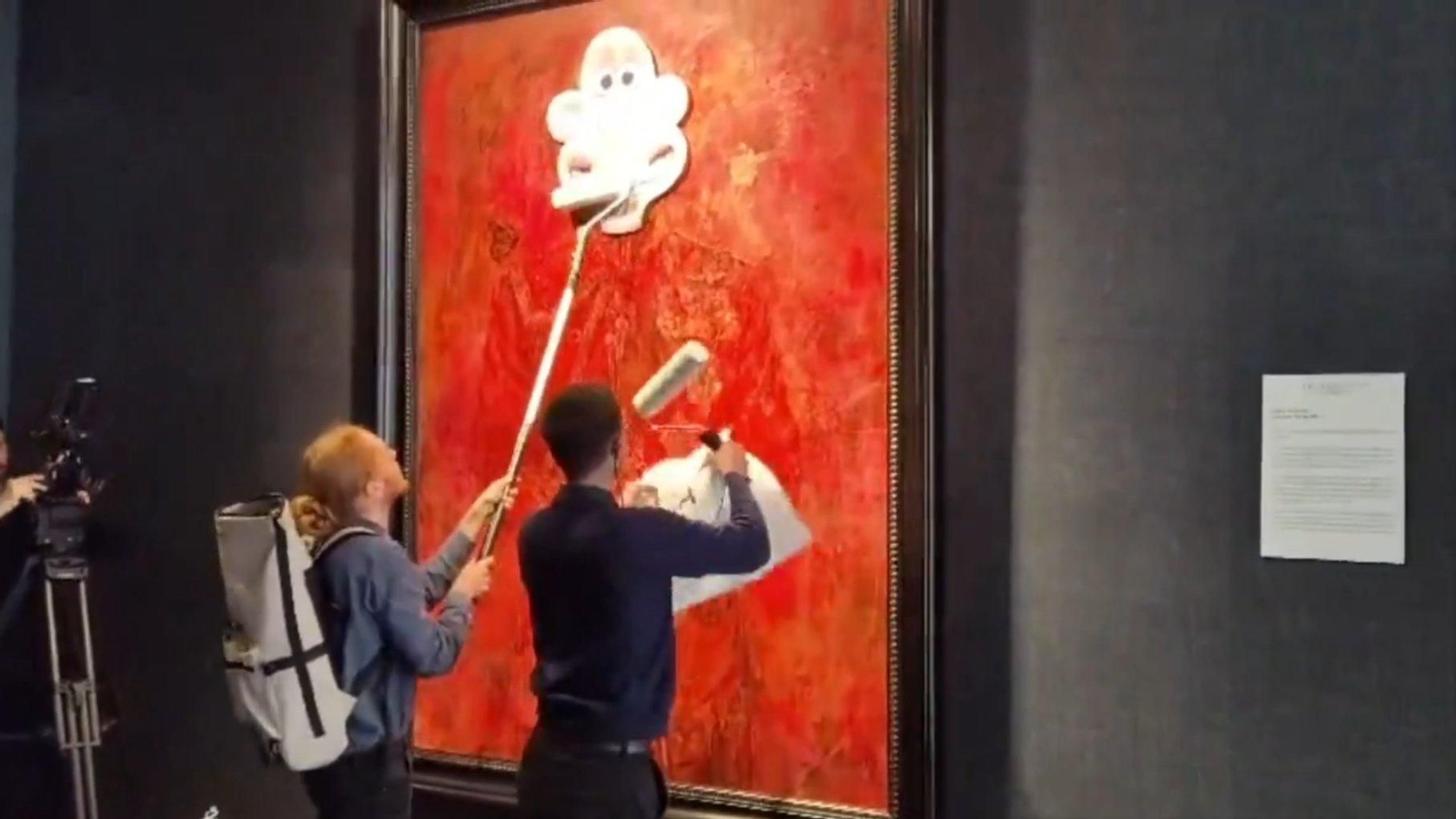 Los activistas en pleno acto vandálico. // X