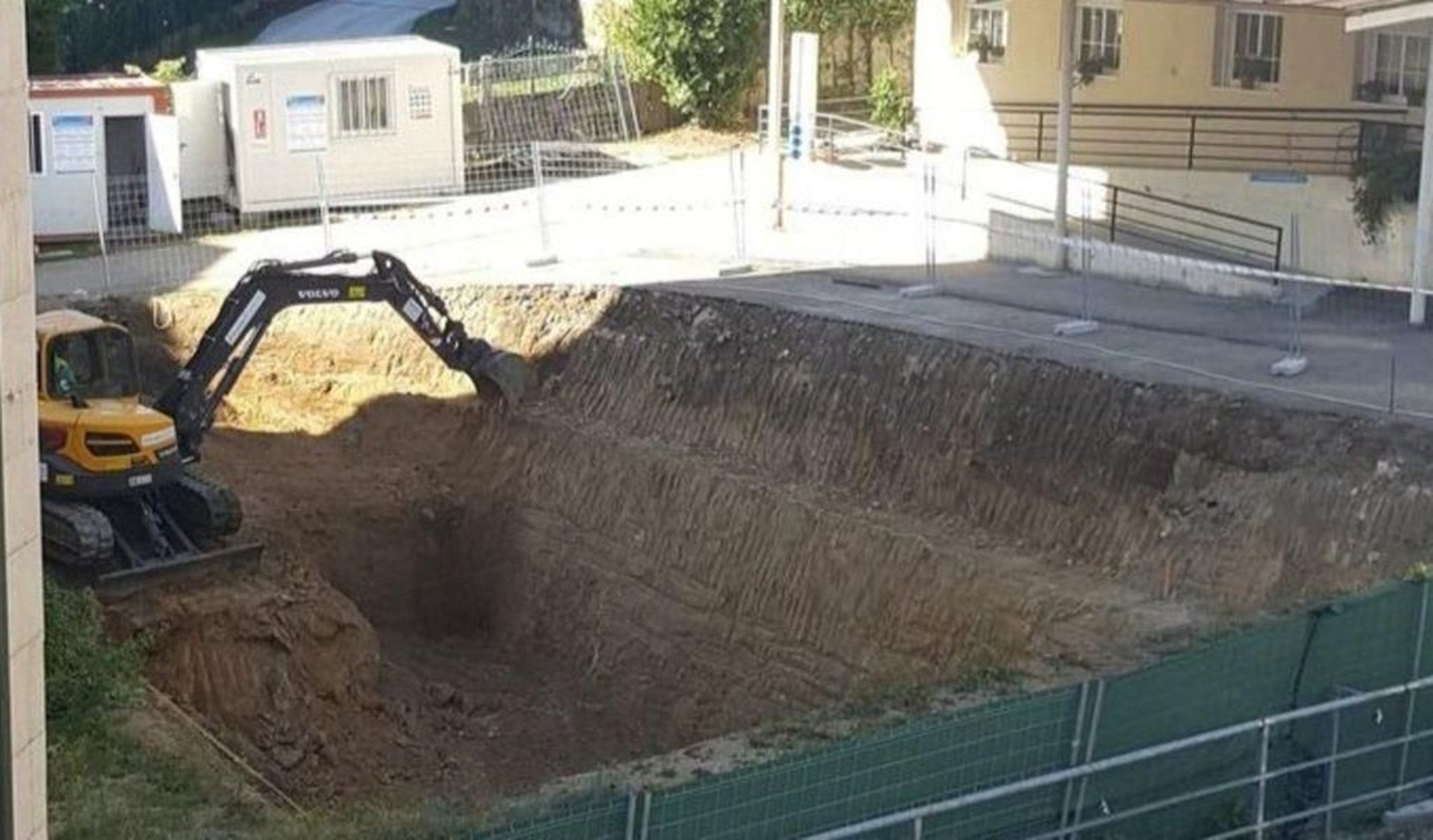 Las obras ya comenzaron en la parcela que se encuentra en la calle Vidales Tomé frente a la residencia de mayores de la localidad.