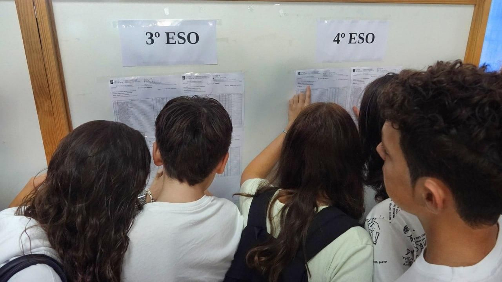 Alumnos de un instituto de Vigo consulta las aulas. // Vicente Alonso