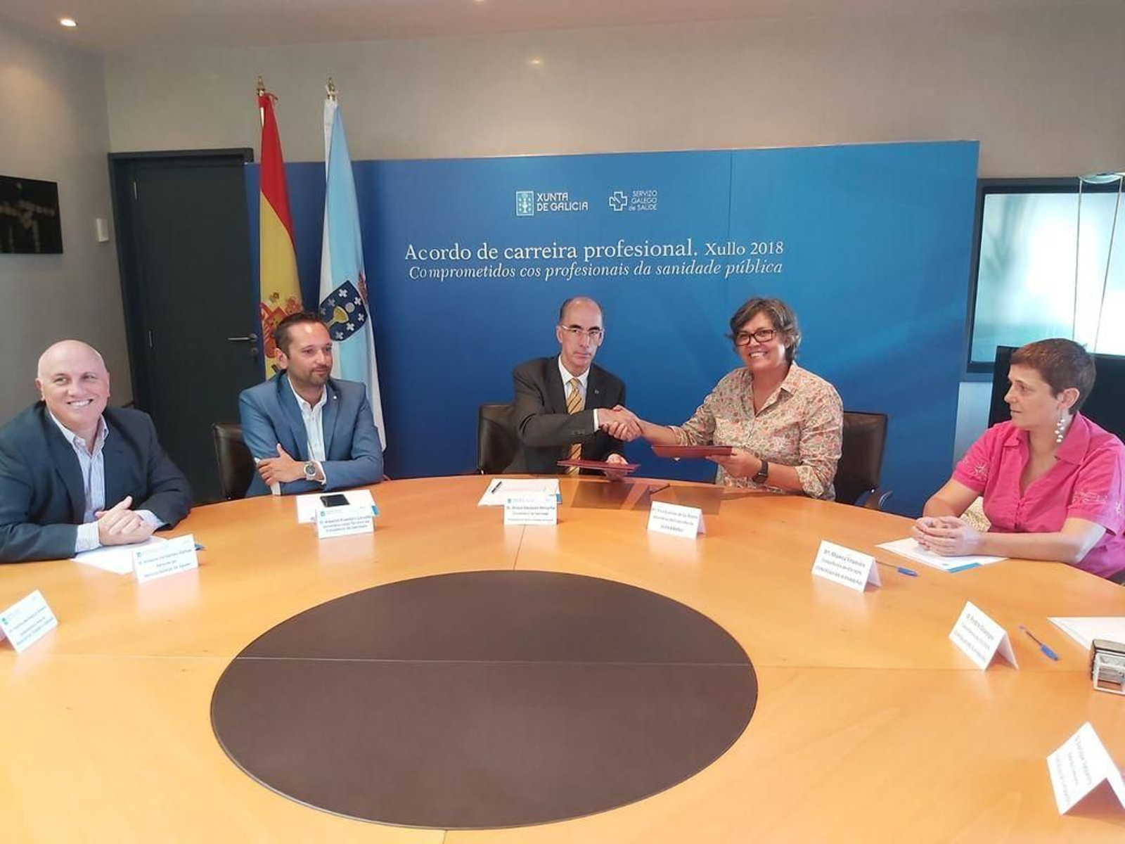 Eva Garcia y Vázquez Almuiña sellando el acuerdo del Centro de Salud en Santiago.