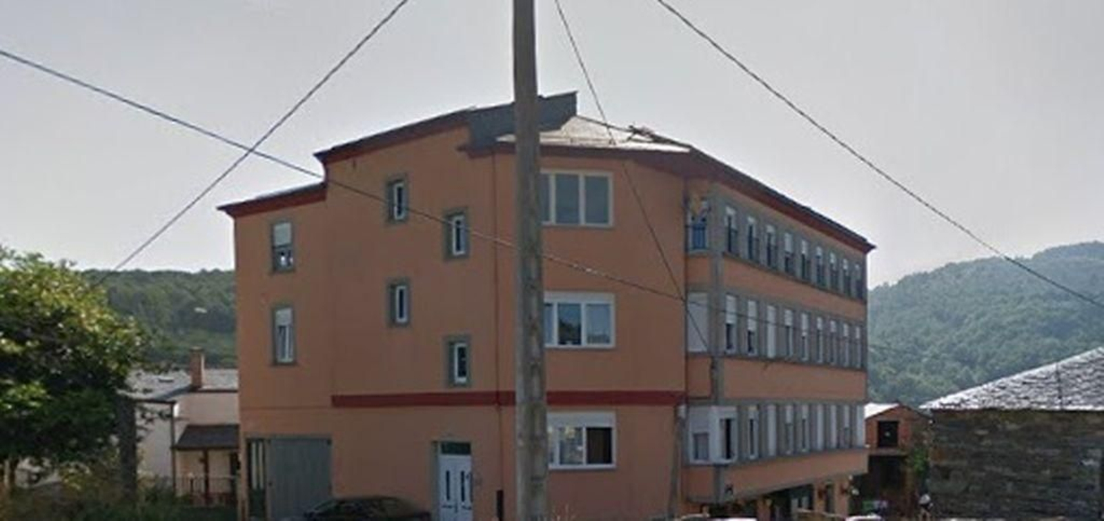 Exterior de una de las viviendas comunitarias clausuradas, en Pobra de Burón.