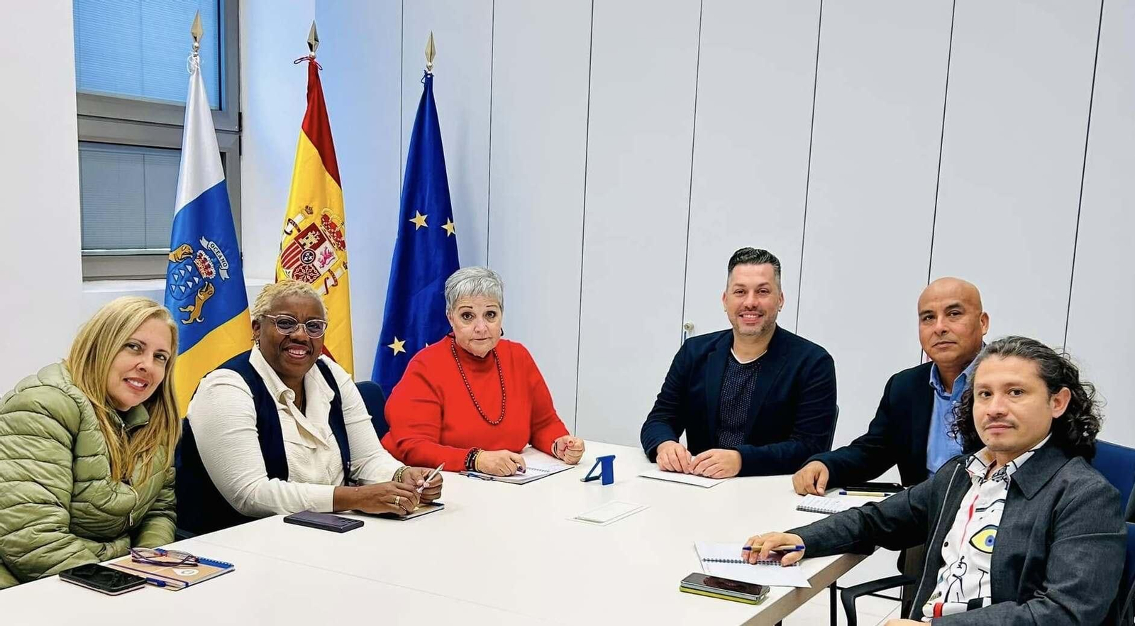 El director general de Emigración, José Téllez Ledesma (en el centro de la imagen) , mantuvo una jornada de trabajo con representantes de las entidades del Foro Canario de la Inmigración