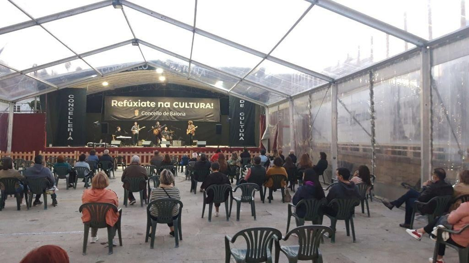 Actuación de la 'Bakin Blues Band' del pasado viernes, la primera de ellas celebrada en la nueva carpa.