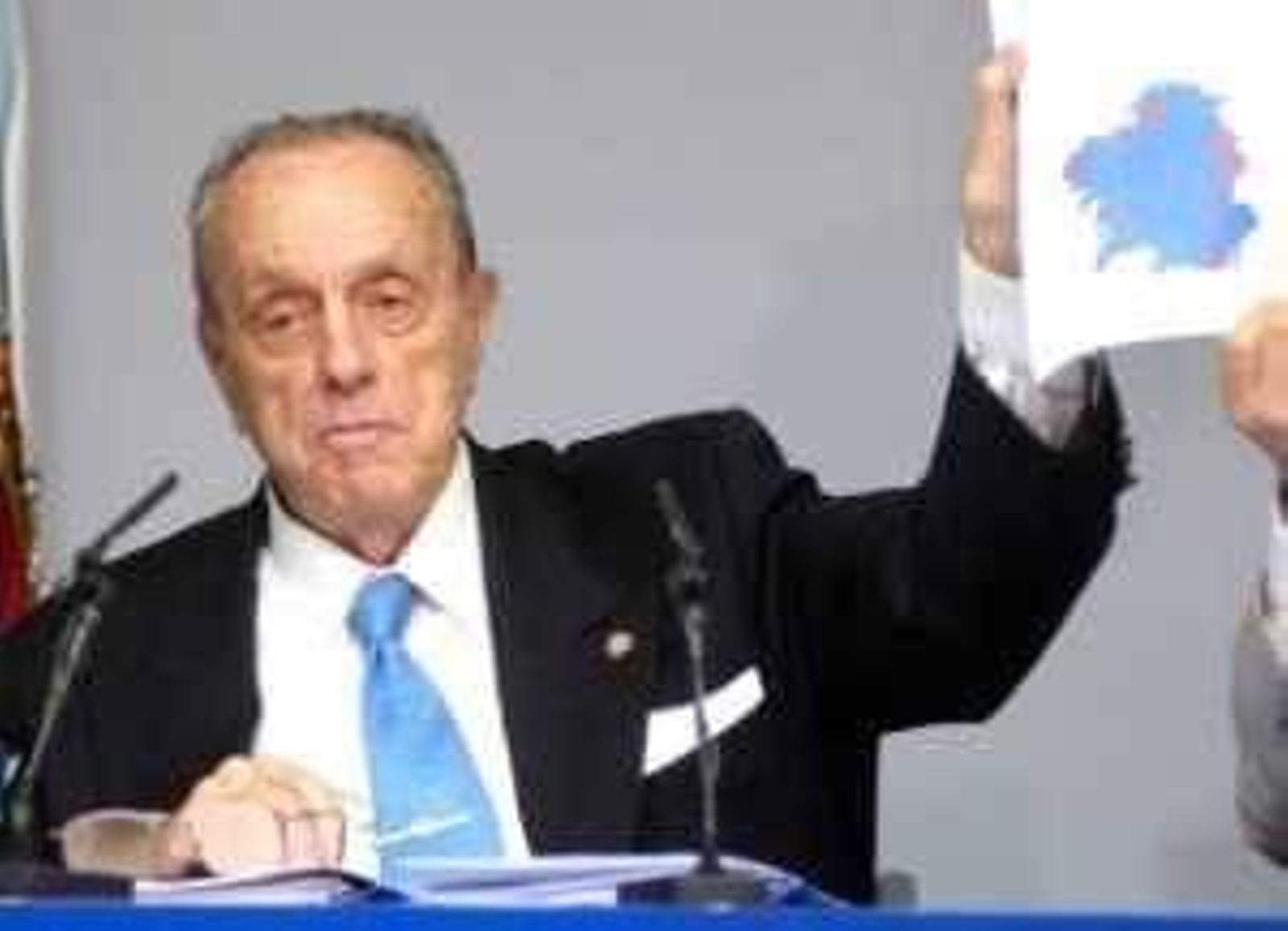Manuel Fraga mostrando un mapa de Galicia tras un Consello de la Xunta, en el año 2005.