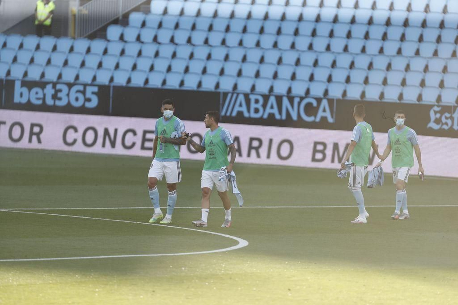 Toro Fernández charla con Hugo Mallo en la previa del partido ante el Levante.