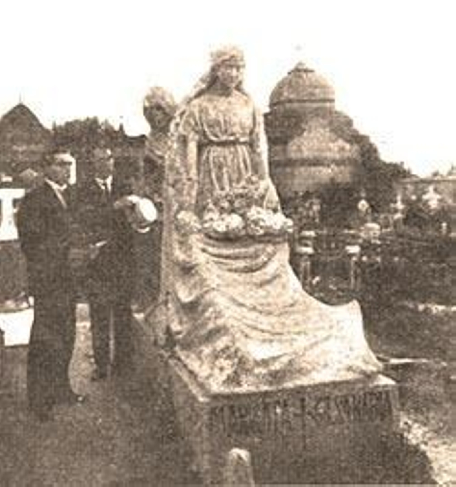 Xavier Boveda junto a un amigo visitando la escultura funeraria de un cementerio.