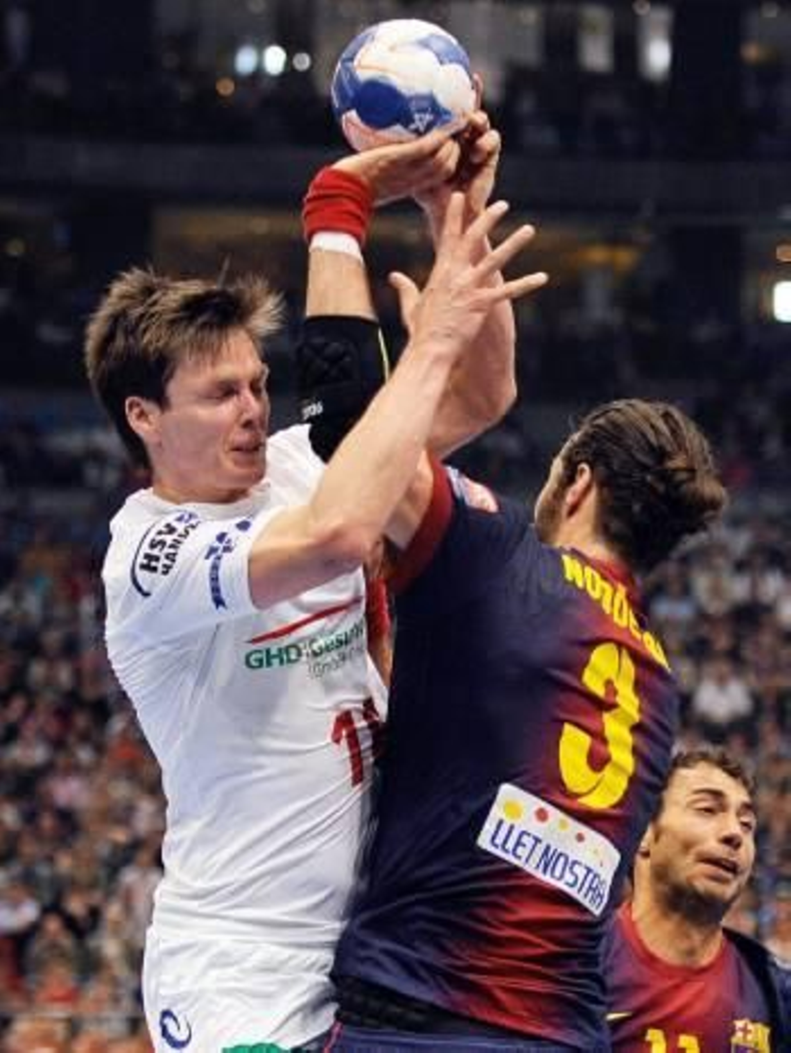 Terzic bloquea a Noddesbo. (Foto: MARIUS BECKER)