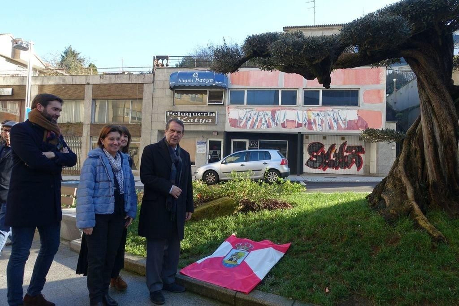 Abel Caballero con los concejales Gorka Gómez, Elena Espinosa y Ana Mejías, ayer descubriendo la placa en la avenida de Camelias.