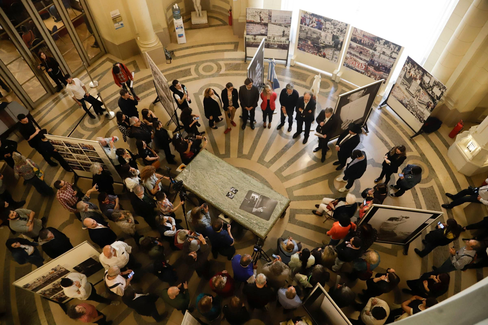Vista general de la inauguración de la exposición "Evidencias".