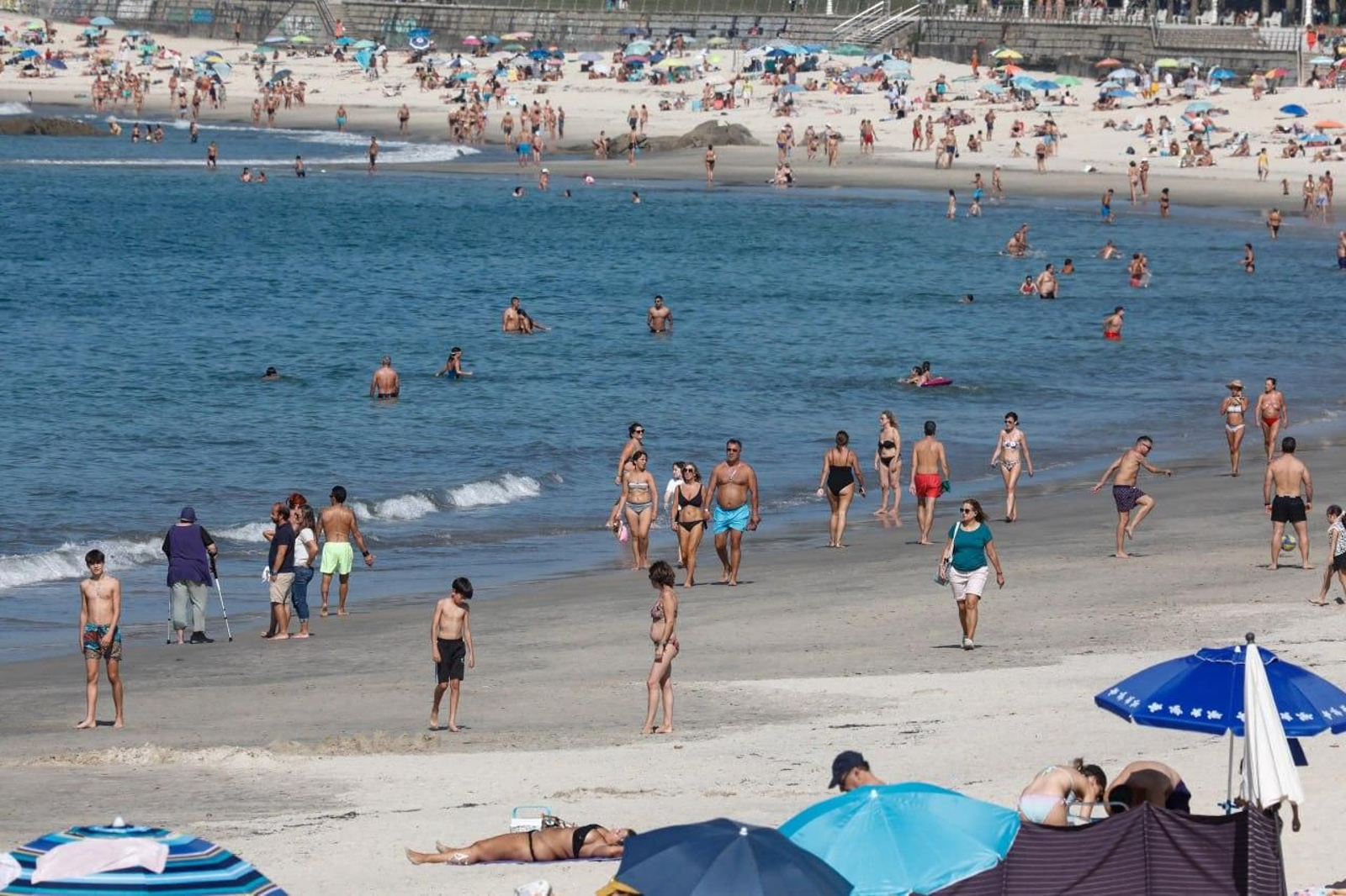 Bañistas disfrutando de una jornada de playa en Samil. // Jorge Santomé