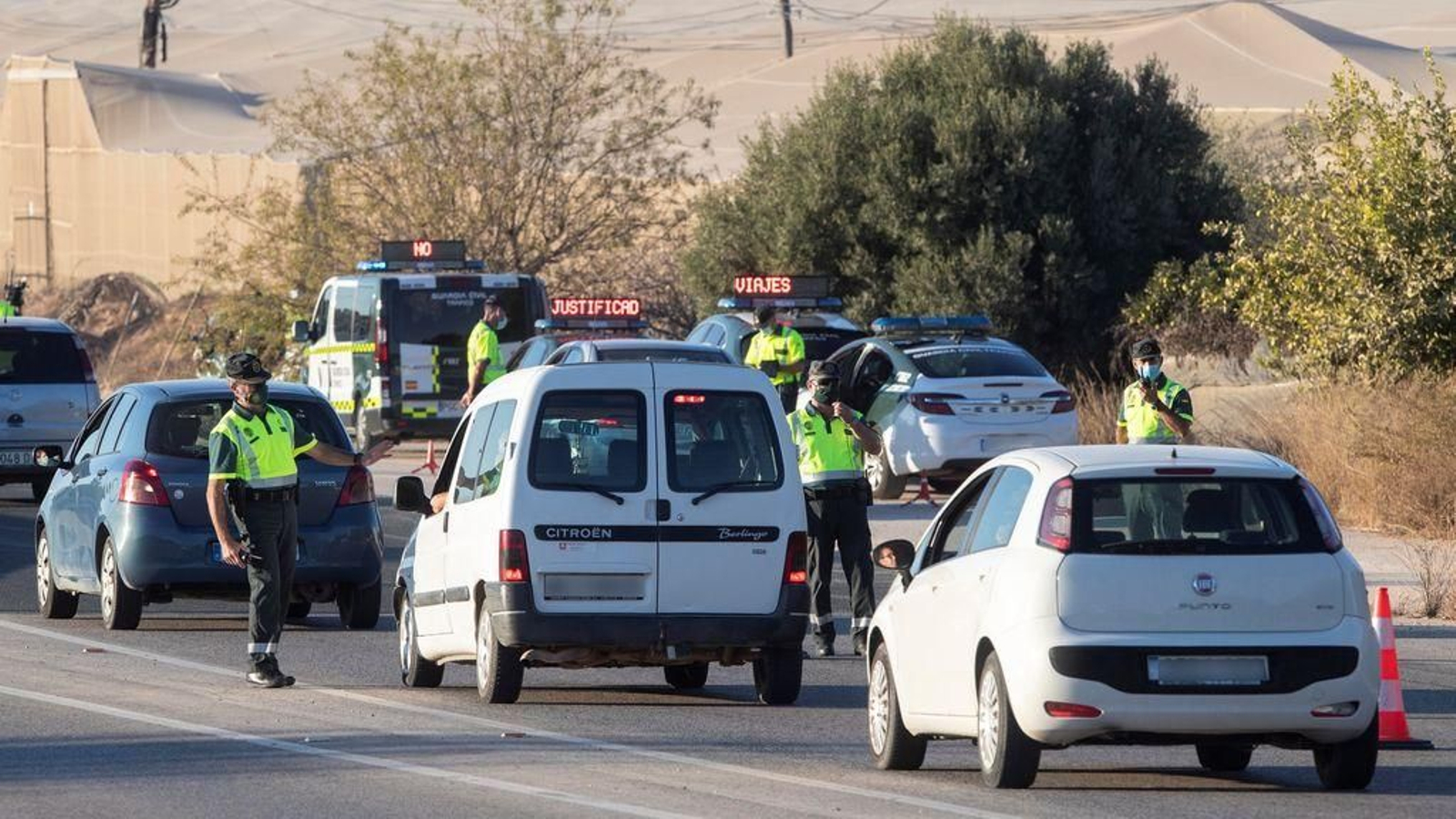 Agentes de la Guardia Civil durante la realización de un control de tráfico.