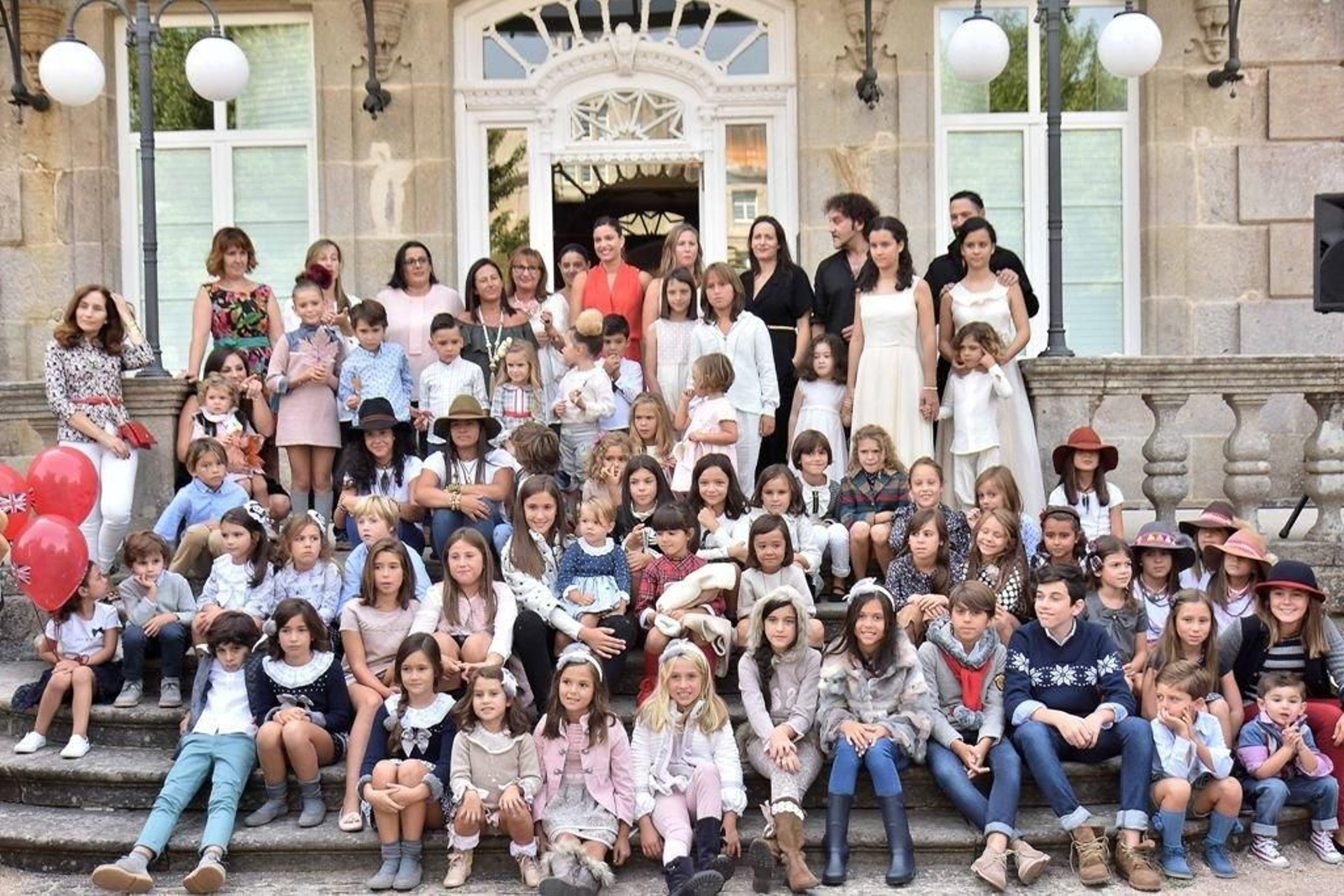 Foto de familia de los todos los participantes en el desfile de ayer en el Balneario de Mondariz, diseñadores y modelos.