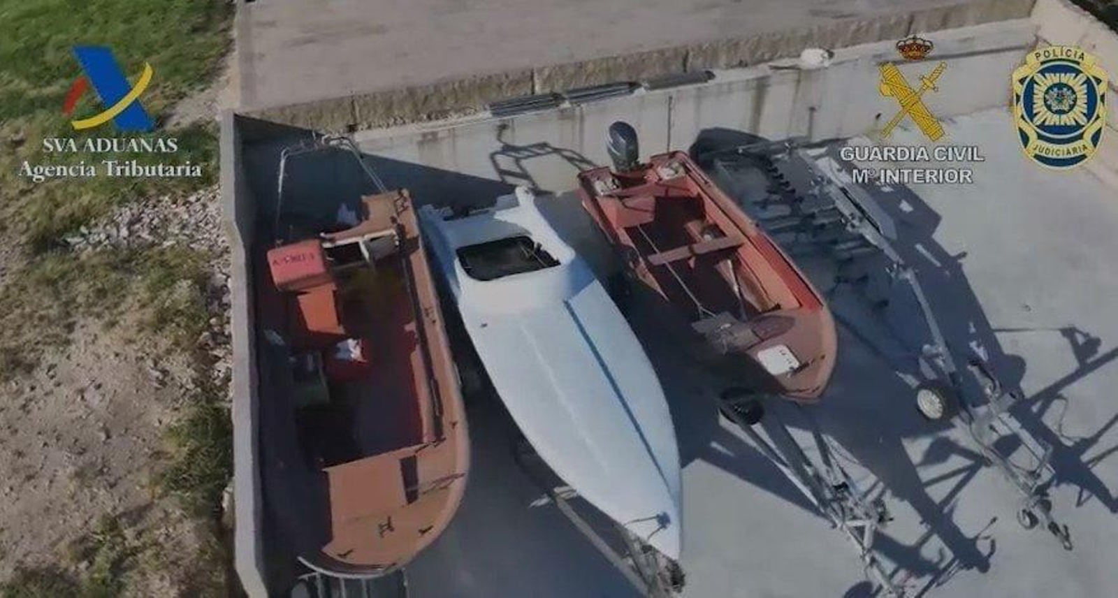Lanchas y pequeñas embarcaciones, presentes en la morada de uno de los detenidos.