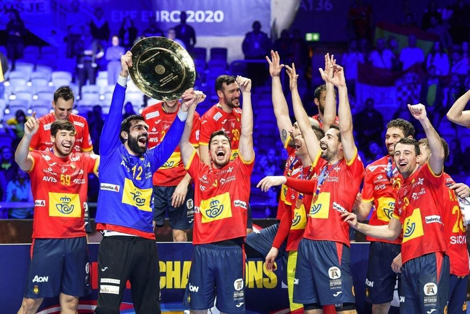 El portero cangués Rodrigo Corrales, con el trofeo de campeón de Europa, celebra la victoria con el resto de los componentes de la selección española.