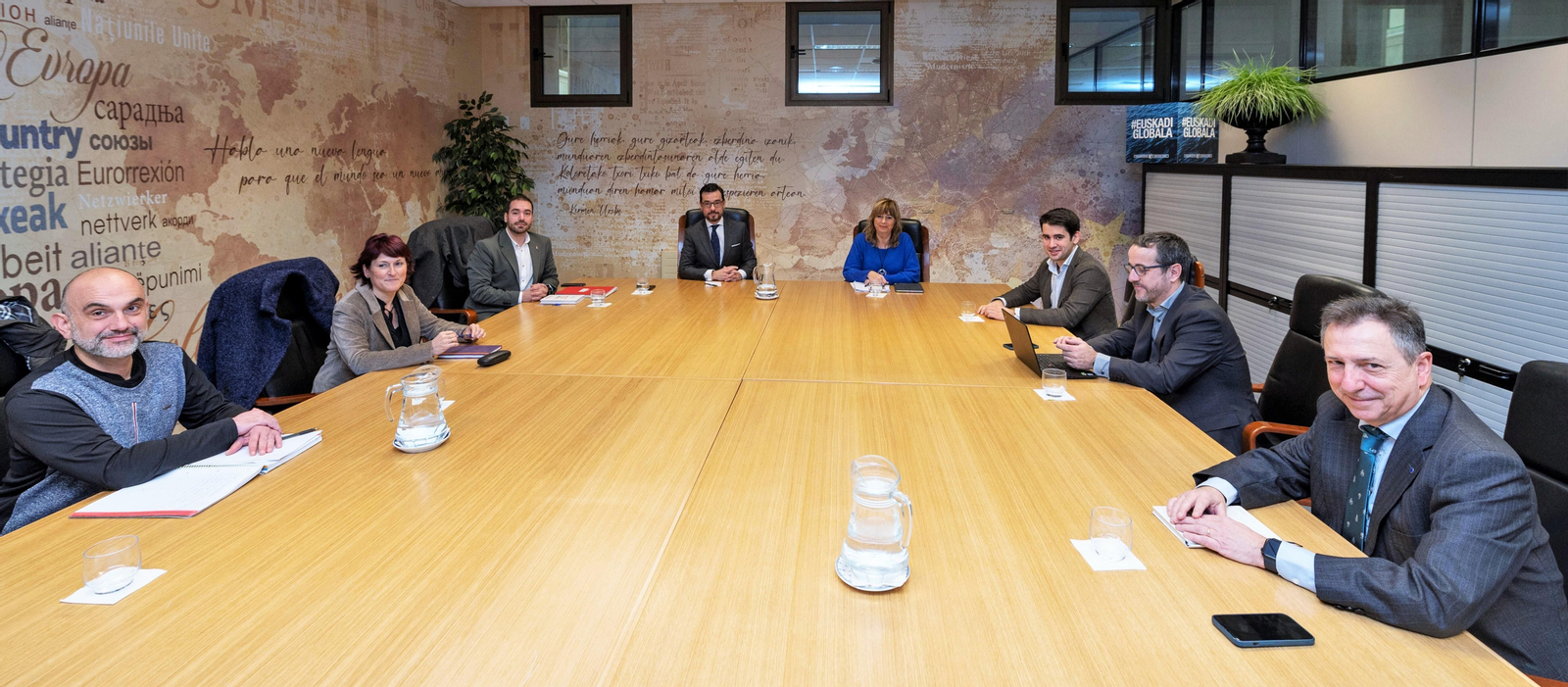 La vicepresidenta y consejera de Memoria y Convivencia, Acción Exterior y Euskera del Gobierno de Navarra, Ana Ollo, y el Secretario General de Acción Exterior y Euskadi Global del Gobierno Vasco, Ander Caballero, durante el encuentro.