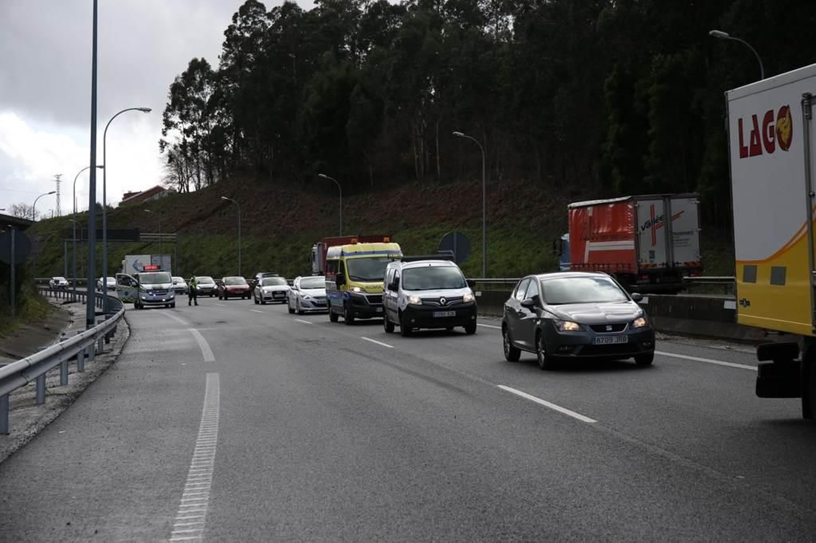 Un camión provoca retenciones en A Madroa _ Alberte 5