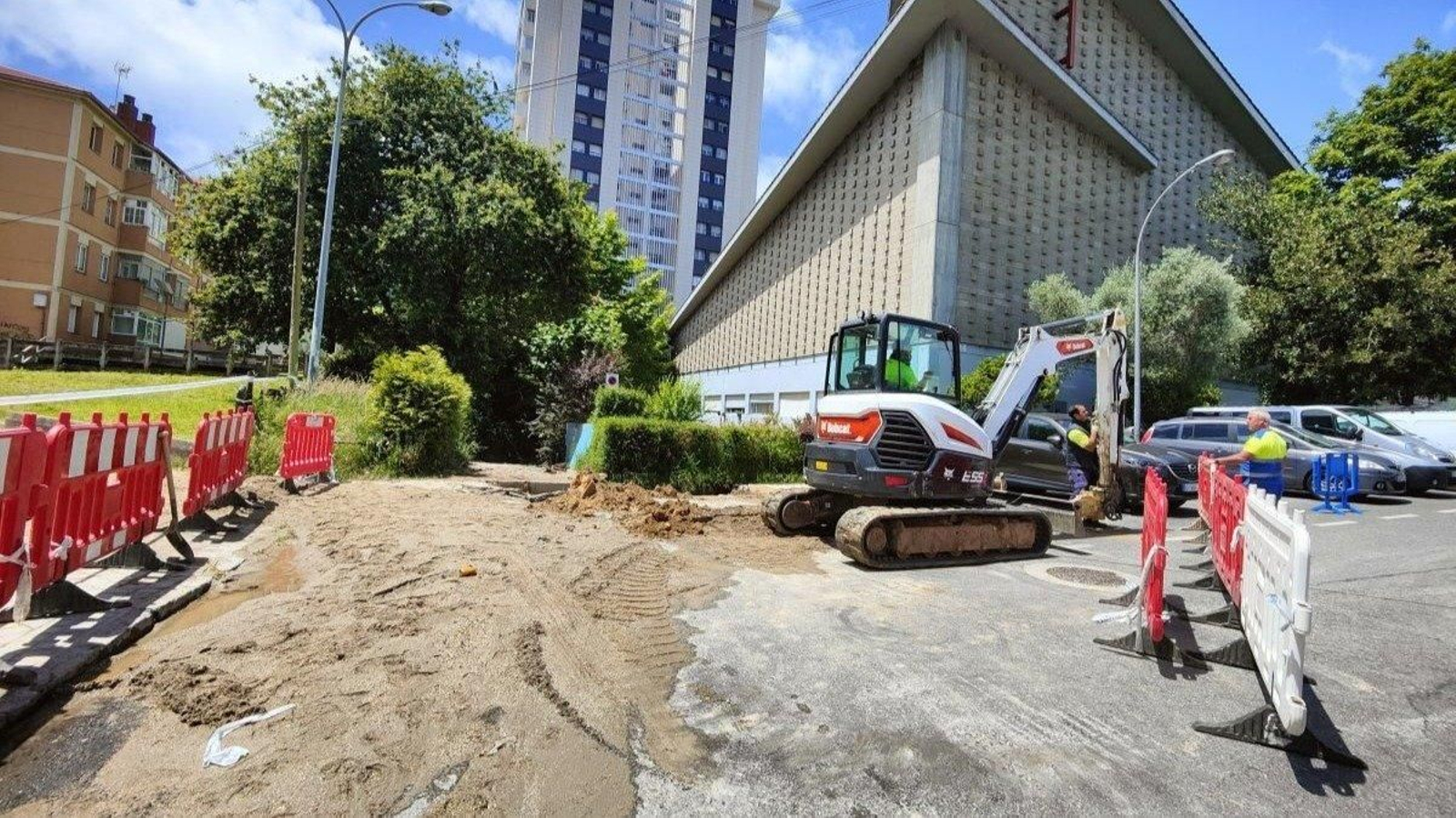 Operarios arreglando ayer la avería junto a la iglesia del Cristo da Vitoria.