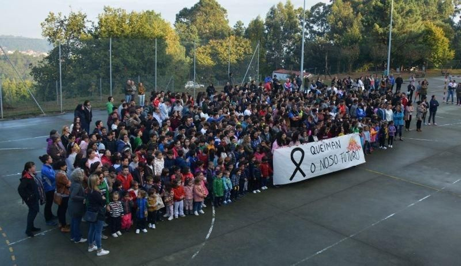 Campaña dos alumnos en defensa dos montes galegos.