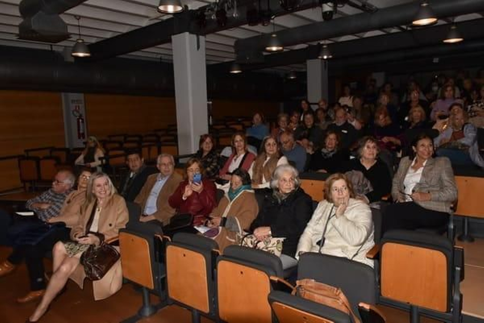 Público durante la proyección de la película "12 no Camiño"