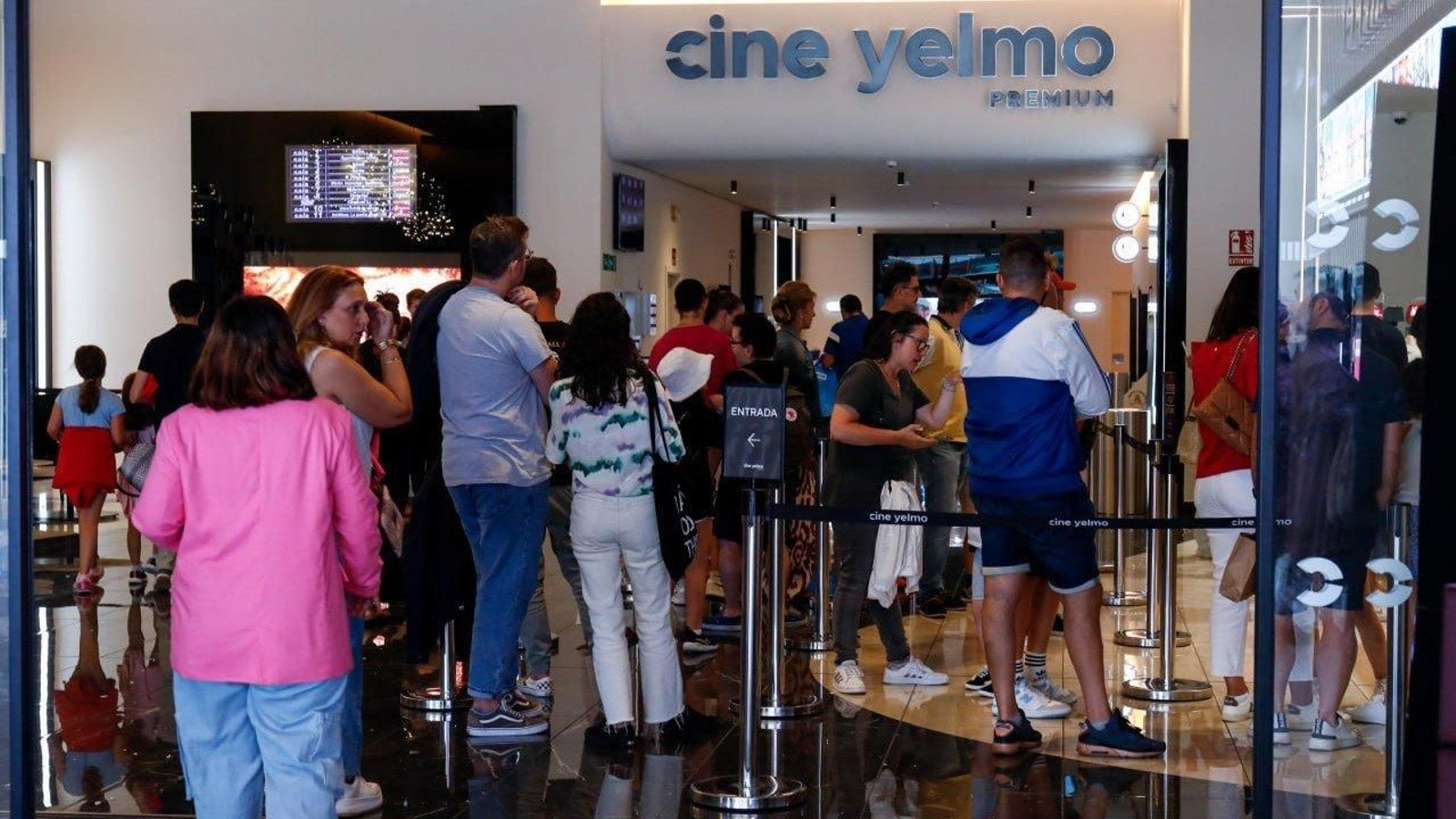 Gente haciendo cola en el cine Yelmo de Vialia. // Jorge Santomé