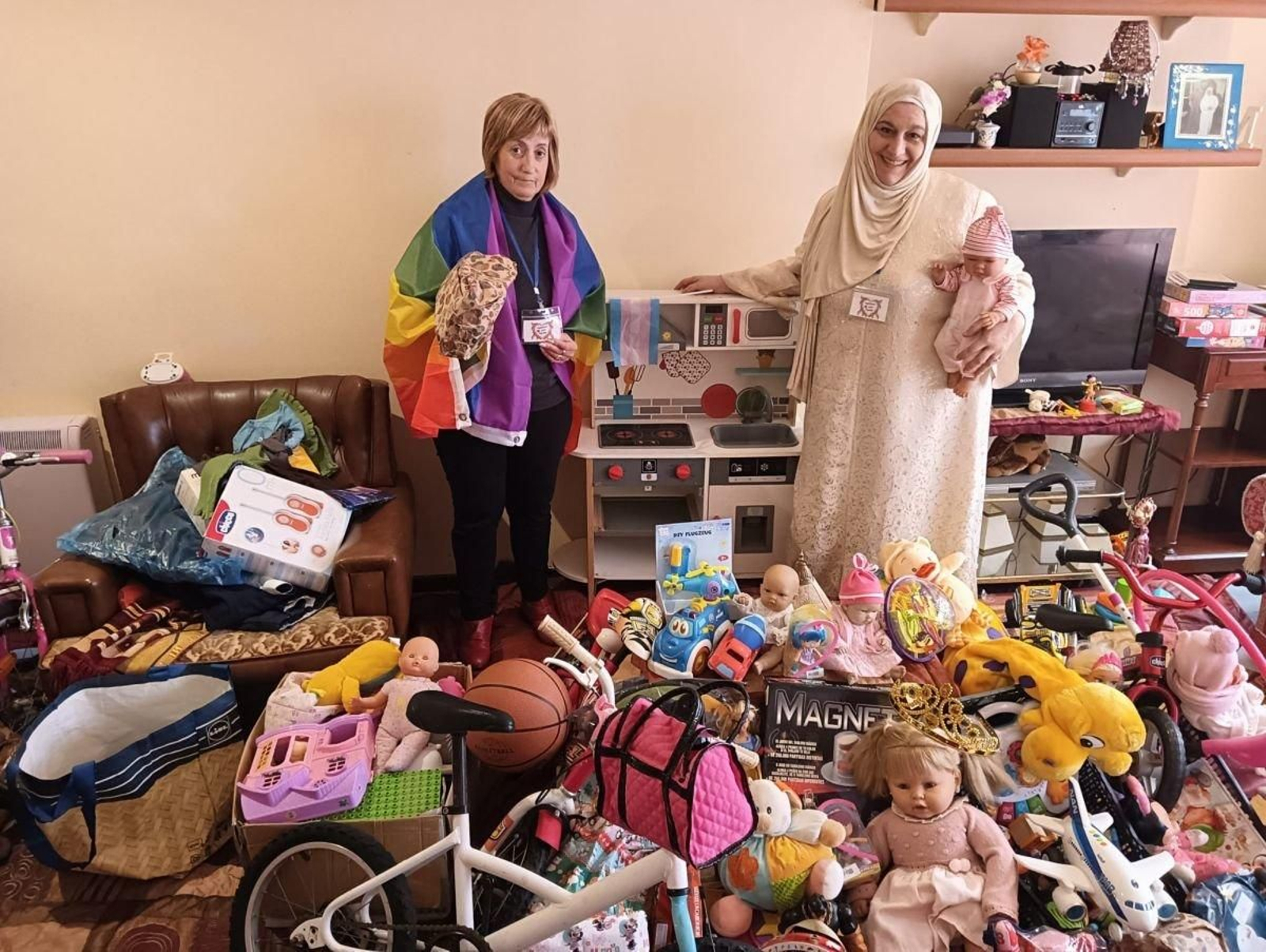 Carmen Riobó y Kawthar Sanz, en el salón de esta, invadido por juguetes que se repartirán mañana.